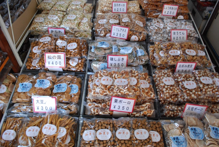 創業昭和36年のマリア製菓は、昔ながらの手焼きを守り続けられている。