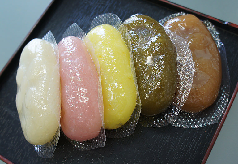松山の郷土菓子「醤油餅」を作る専門店「白石本舗」は、手作りでの製法を守り続ける創業明治16年の老舗である。