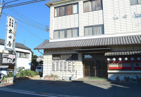 太田屋 北条店は、今治街道沿いにある。