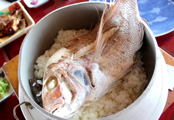 いつき灘の天然鯛が、丸ごと一匹！再現して頂いた。