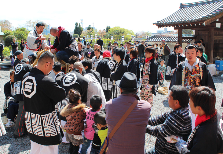 昭和の古町神輿ロープ巻き
